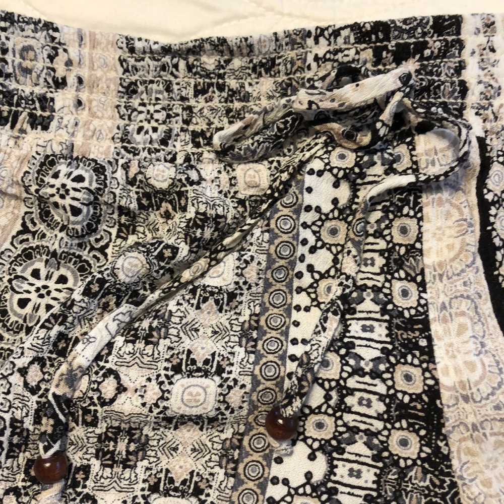 Flowy Patterned Shorts - Picture 4 of 4